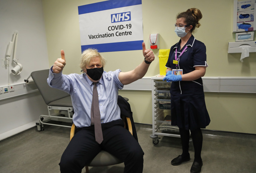 Thủ tướng Anh Boris Johnson ra hiệu sau khi nhận liều vắc-xin AstraZeneca đầu tiên tại Bệnh viện St.Thomas ở London 