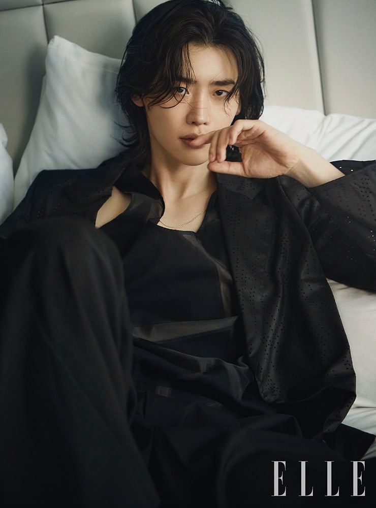 Lee Jong Suk gây bất ngờ với diện mạo mới.