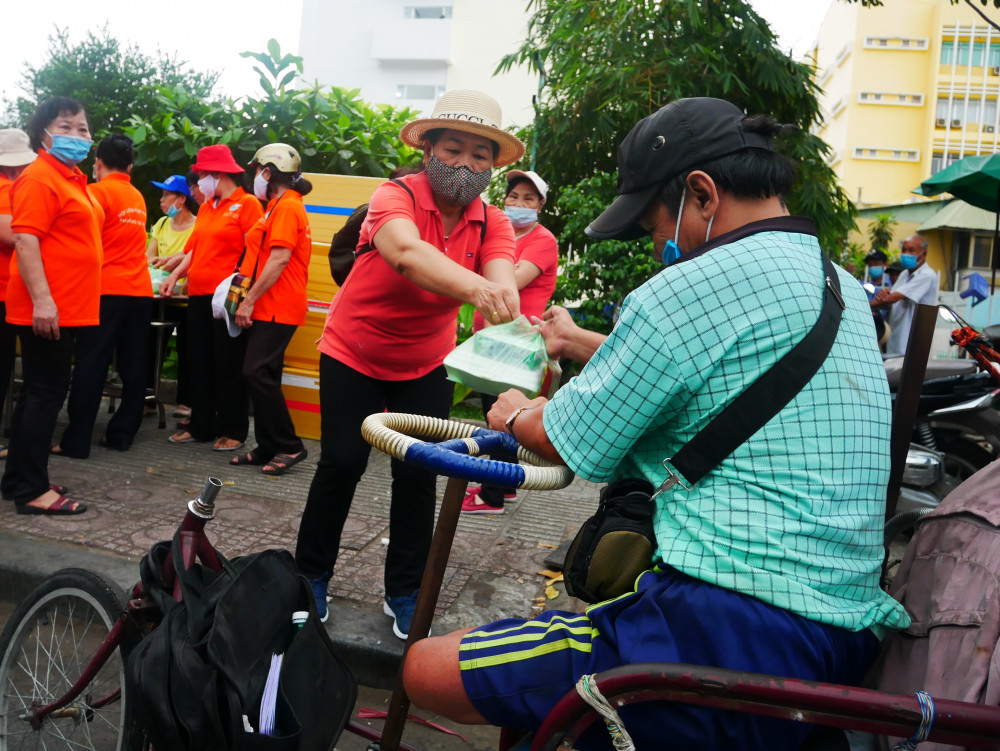 Tặng suất cơm cho người khuyết tật 