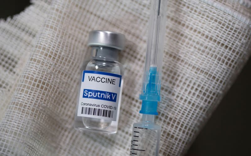 Vắc-xin COVID-19 của dược phẩm Nga mang tên Sputnik V - Ảnh: Reuters