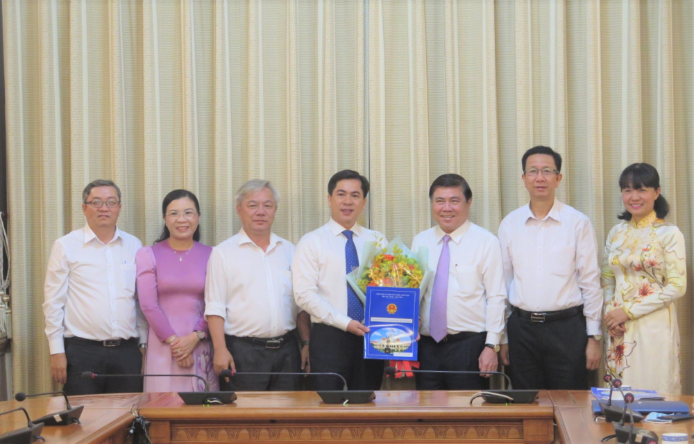 Ông Triệu Đỗ Hồng Phước nhận quyết định phê chuẩn kết quả bầu Chủ tịch UBND huyện Nhà Bè.