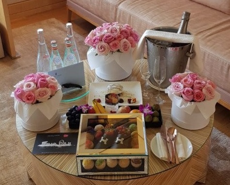 Hình ảnh quà mừng kỉ niệm dành cho khách hàng thân thiết tại Ritz Carlton Millenia Singapore.