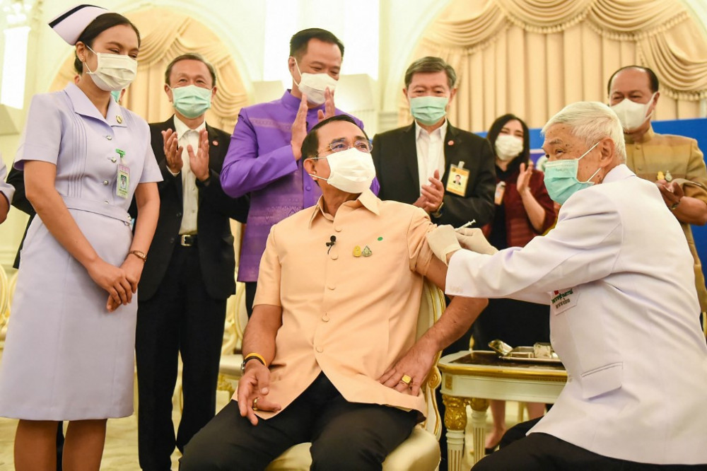 Thủ tướng Thái Lan Prayuth Chan-ocha là người đầu tiên được tiêm chủng vaccine của AstraZeneca - Ảnh: AFP