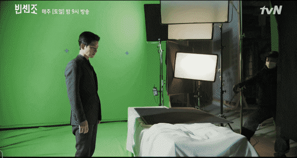 Song Joong Ki nhận nhiều lời khen nhờ biểu cảm tốt dù diễn xuất với phông nền xanh.