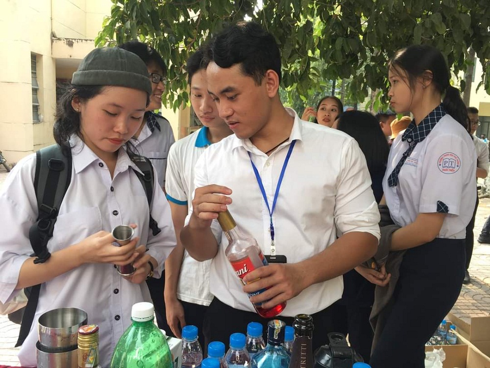 Sinh viên Nova College biểu diễn cách pha chế đồ uống, thu hút nhiều học sinh đến trải nghiệm. Ảnh: Nova College