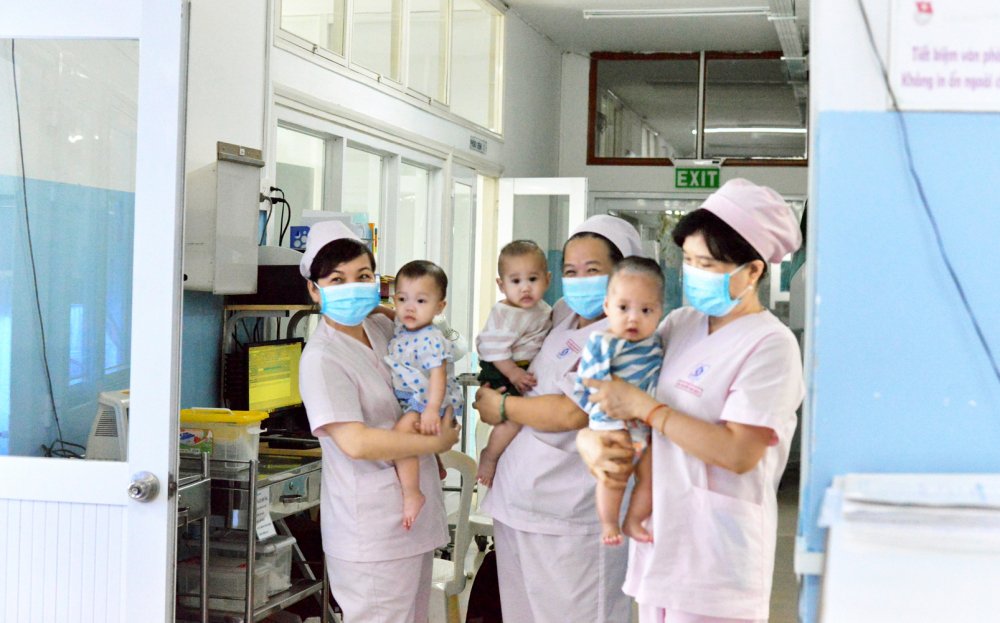 Các điều dưỡng Khoa Bệnh lý sơ sinh chăm sóc các bé bị bỏ rơi