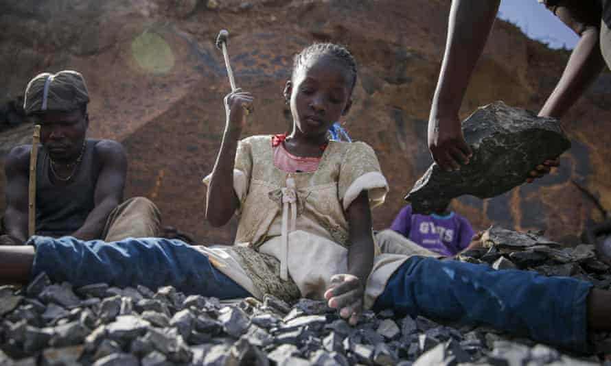 Một đứa trẻ 10 tuổi phá đá tại một mỏ đá ở Nairobi, cùng với anh chị em và mẹ của mình, người đã mất công việc dọn dẹp tại một trường tư khi Covid tấn công Kenya