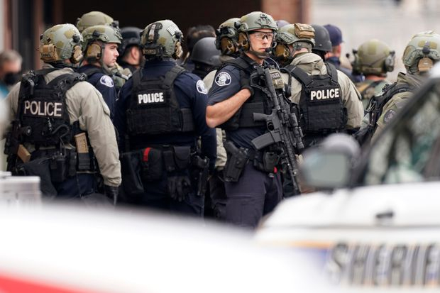 Cảnh sát tập trung bên ngoài siêu thị tạp hóa King Soopers ở Boulder (Colorado), nơi xảy ra vụ xả súng vào chiều thứ Hai - Ảnh: AP