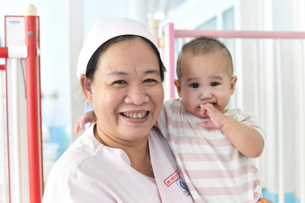 Điều dưỡng Trần Thị Thanh Thúy và bé chín tháng tuổi đang được nuôi dưỡng  ở Bệnh viện Nhân dân Gia Định