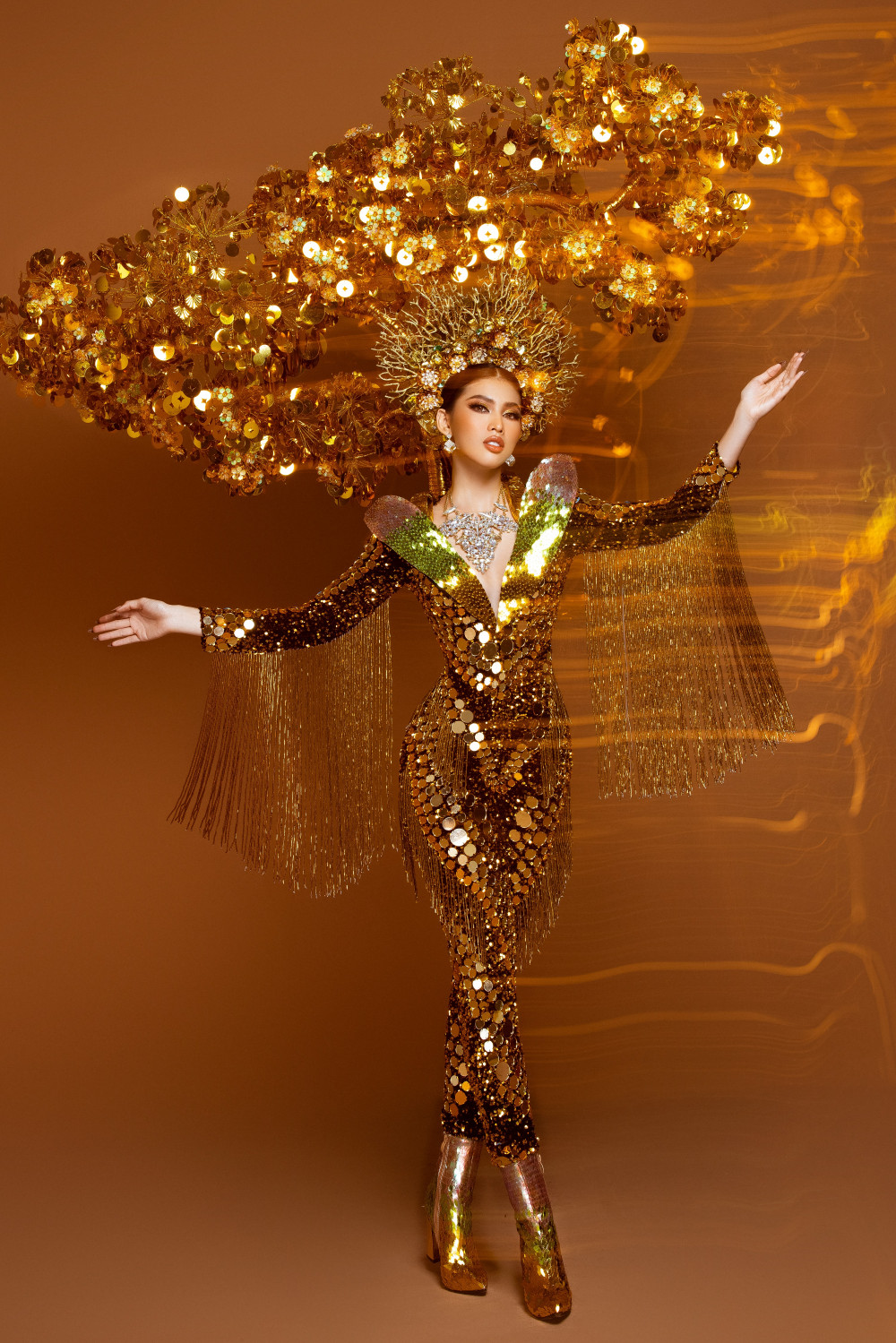 Ngày 24/3 tới đây, 63 thí sinh Hoa hậu Hoà bình Quốc tế sẽ bước vào phần thi trang phục truyền thống. Á hậu Ngọc Thảo sẽ trình diễn thiết kế mang tên Lá ngọc cành vàng của NTK Thái Trung Tín.