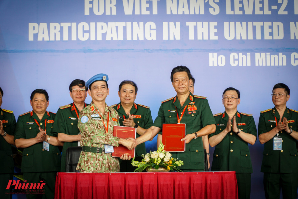 Thiếu tướng Nguyễn Hồng Sơn, Giám đốc Bệnh viện Quân y 175 thực hiện Lễ ký kết bàn giao Bệnh viện dã chiến cấp 2 số 3 cho Thiếu tướng Hoàng Kim Phụng, Cục trưởng Cục Gìn giữ hòa bình Việt Nam, tại buổi lễ xuất quân