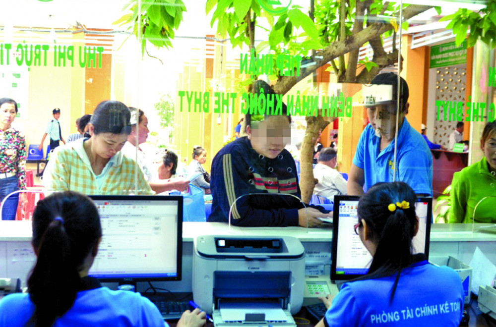 Người dân đăng ký khám bảo hiểm y tế tại Bệnh viện Lê Văn Thịnh - Ảnh: Hiếu Nguyễn