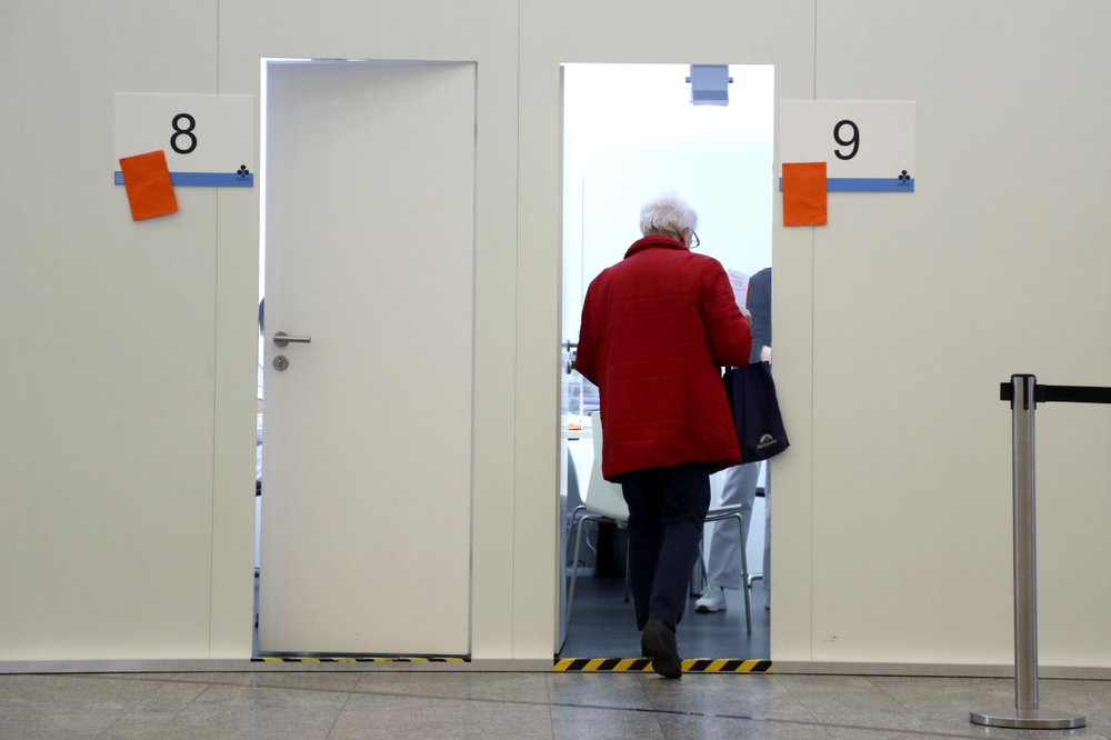 Một người phụ nữ lớn tuổi bước vào phòng tiêm chủng vắc-xin tại một trung tâm chủng ngừa ở Munich hôm 22/3