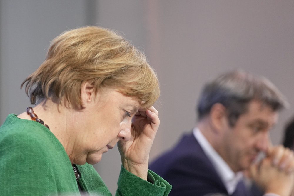 Thủ tướng Đức Angela Merkel và Thủ hiến bang Bavaria Markus Soder (phải) tham dự cuộc họp báo tại Văn phòng Thủ tướng sau cuộc tham vấn giữa chính phủ liên bang và tiểu bang tại Berlin hôm 23/3