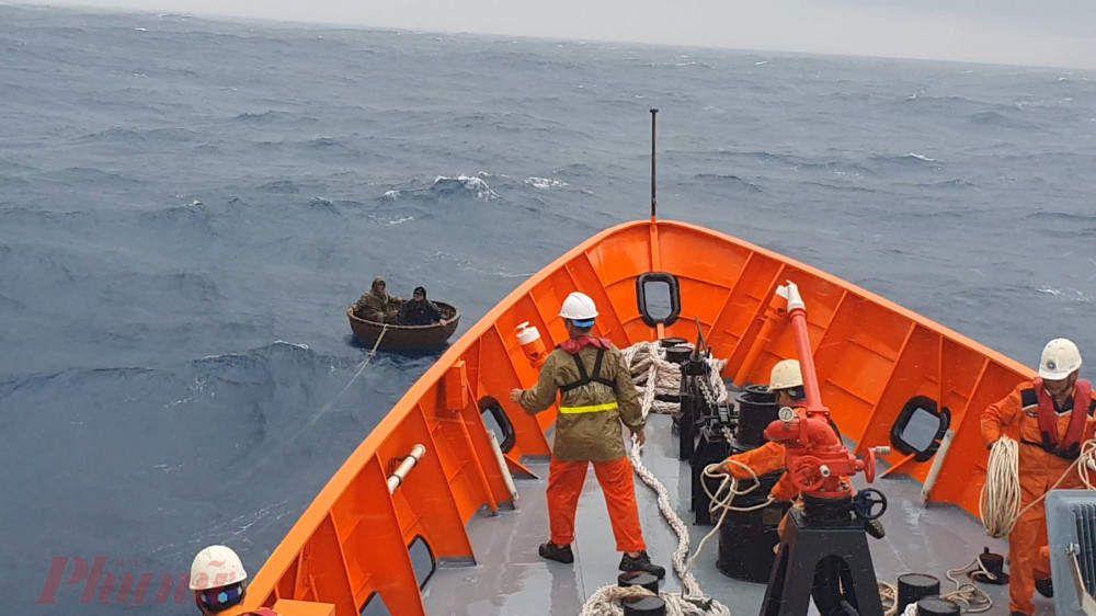 Tàu SAR 412 tiếp cận thuyền thúng của ngư dân gặp nạn