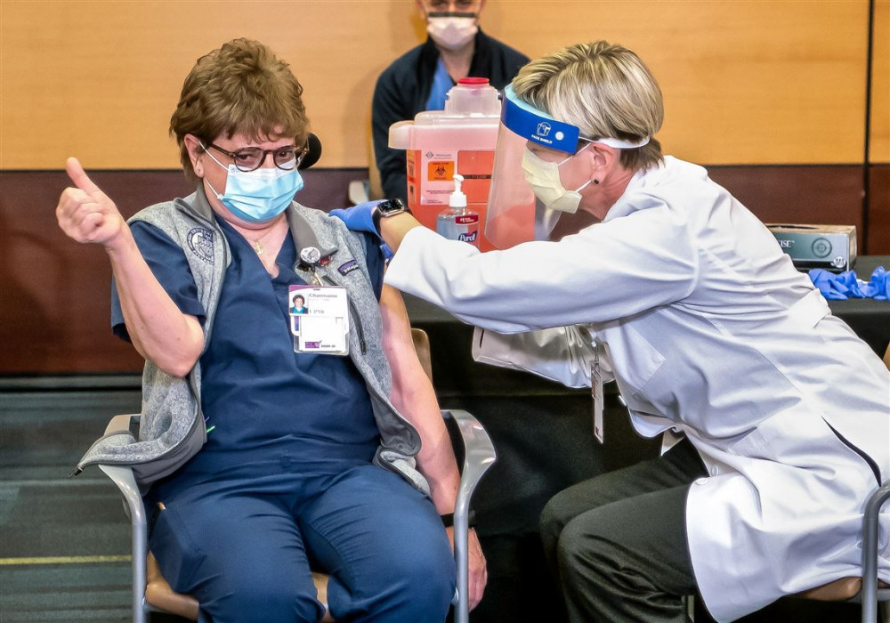 chỉ 52% nhân viên y tế tuyến đầu của Mỹ - nhóm ưu tiên tiếp cận tiêm chủng - đã nhận liều vắc-xin COVID-19 đầu tiên
