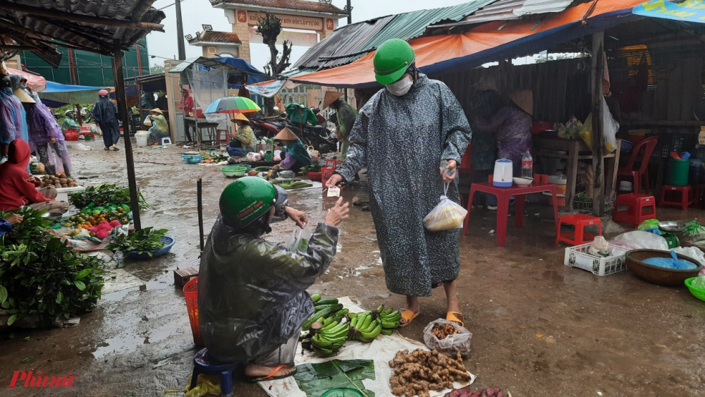 Biết bán ngoài chợ cũ  nhếch nhác nhưng bà con không muốn vào vì không có tiền đóng tiền thuê  một lần 10 năm