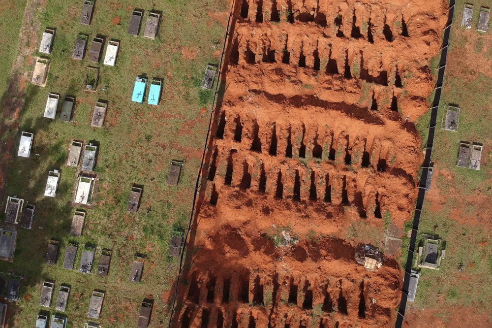 Một góc nghĩa trang Campo da Esperanca, bang Brasilia với nhiều huyệt mộ đào sẵn san sát nhau 