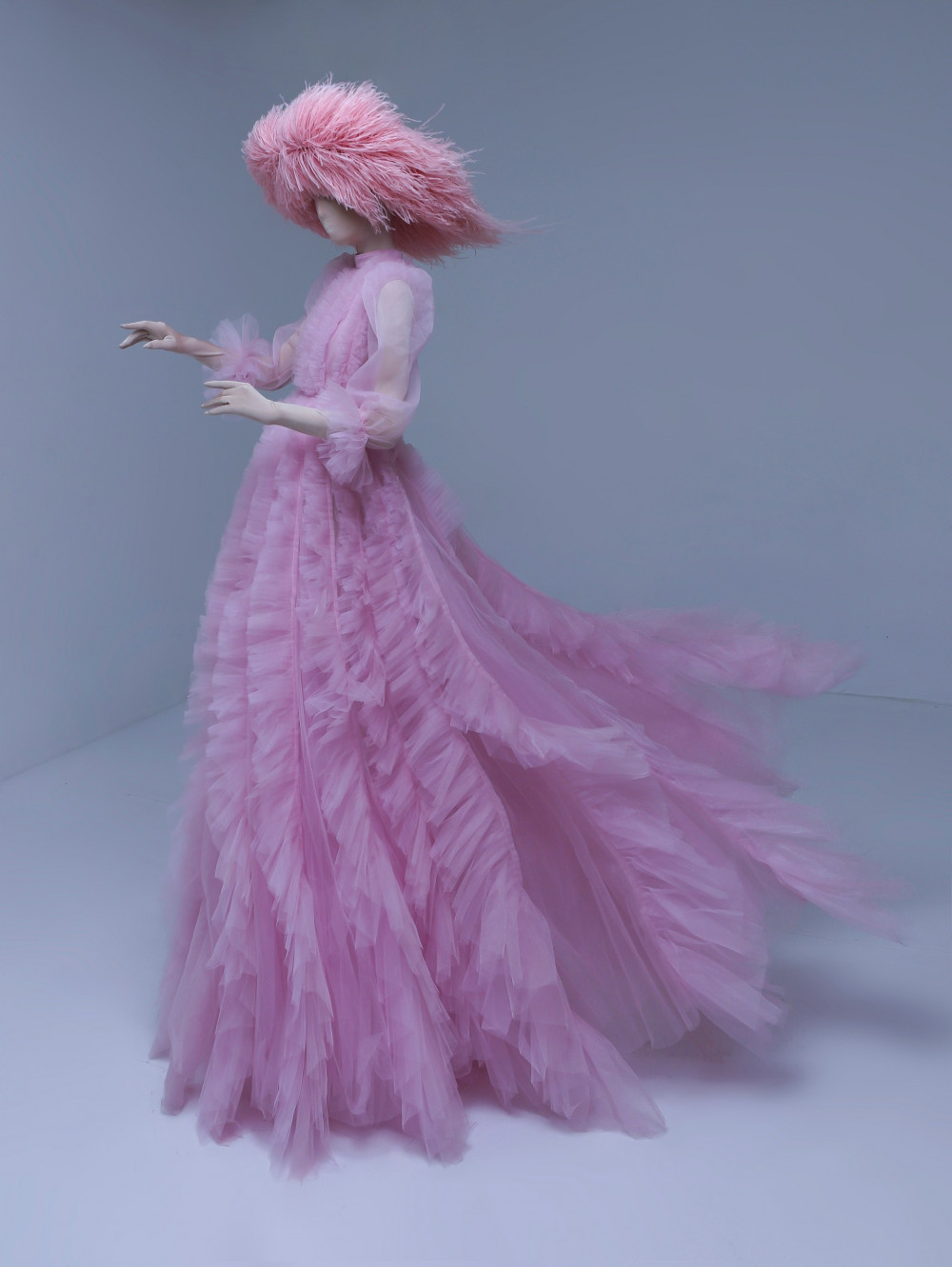 Lối cắt cúp sắc sảo cùng cách phối màu dịu ngọt được nhà thiết kế phát huy tối đa trong những mẫu trang phục công chúa.