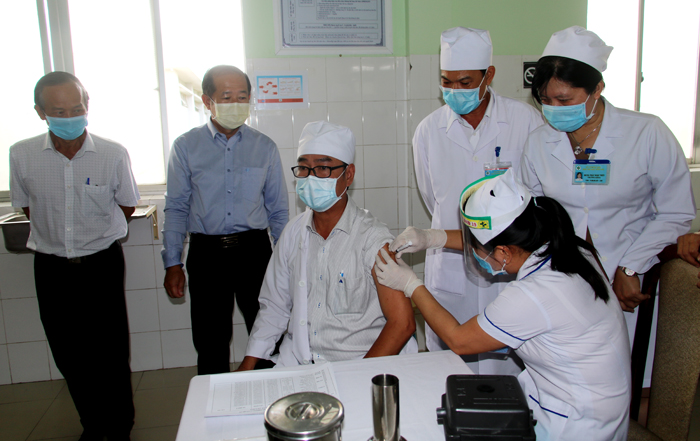 Bác sĩ Chuyên khoa I Nguyễn Văn Hoá - Phó Giám đốc Bệnh viện Đa khoa khu vực Hồng Ngự - người được tiêm mũi vắc xin đầu tiên
