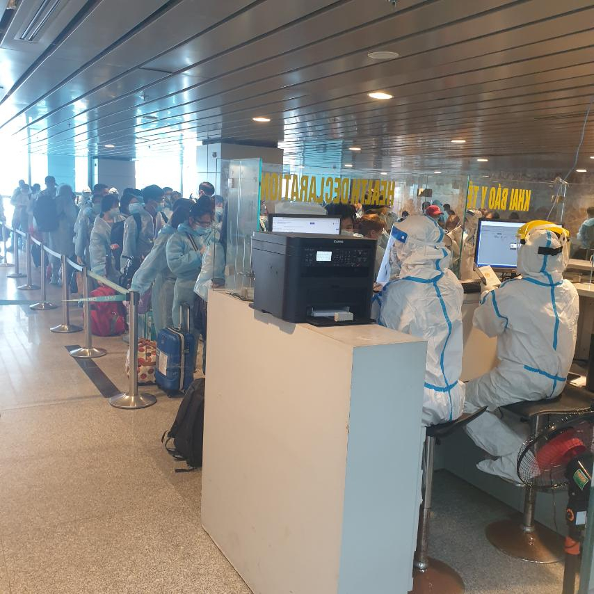 200 hành khách trên chuyến bay tự chi trả vừa đáp xuống Đà Nẵng trưa nay 25/3. Ảnh: VNA