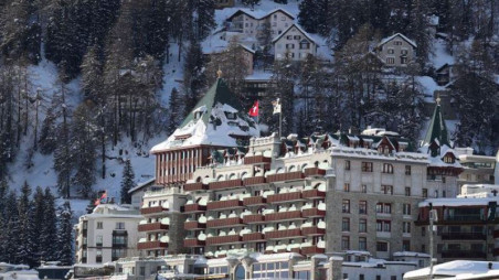 Khu nghỉ mát thành phố St Moritz trên dãy núi Alpine của Thụy Sĩ vẫn hoạt động trong đại dịch - Ảnh: Reuters