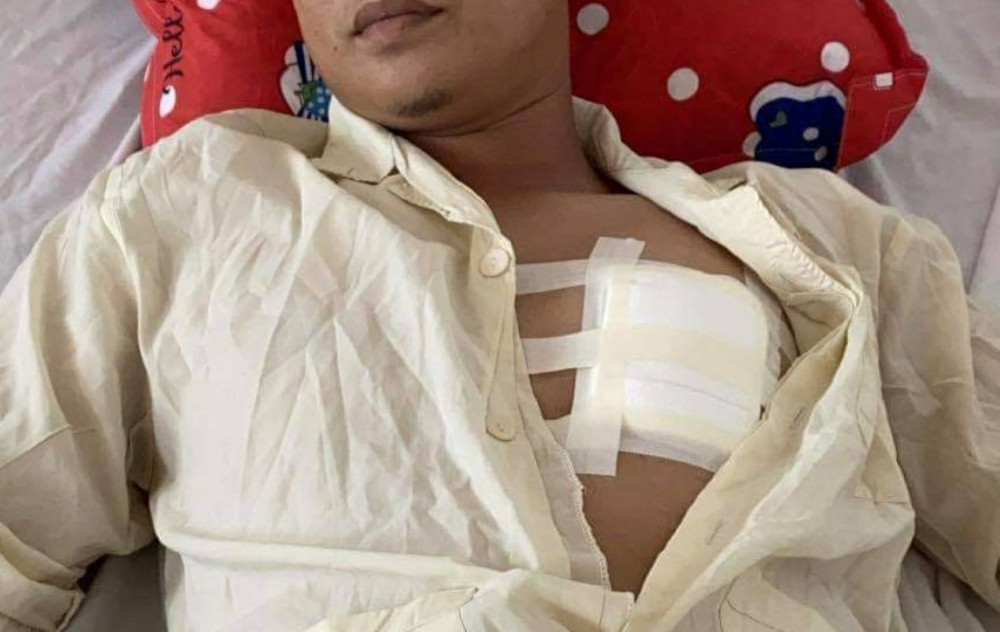 Nam thanh niên Trịnh Thanh T. đang điều trị tại bệnh viện dưới sự canh giữ của lực lượng công an