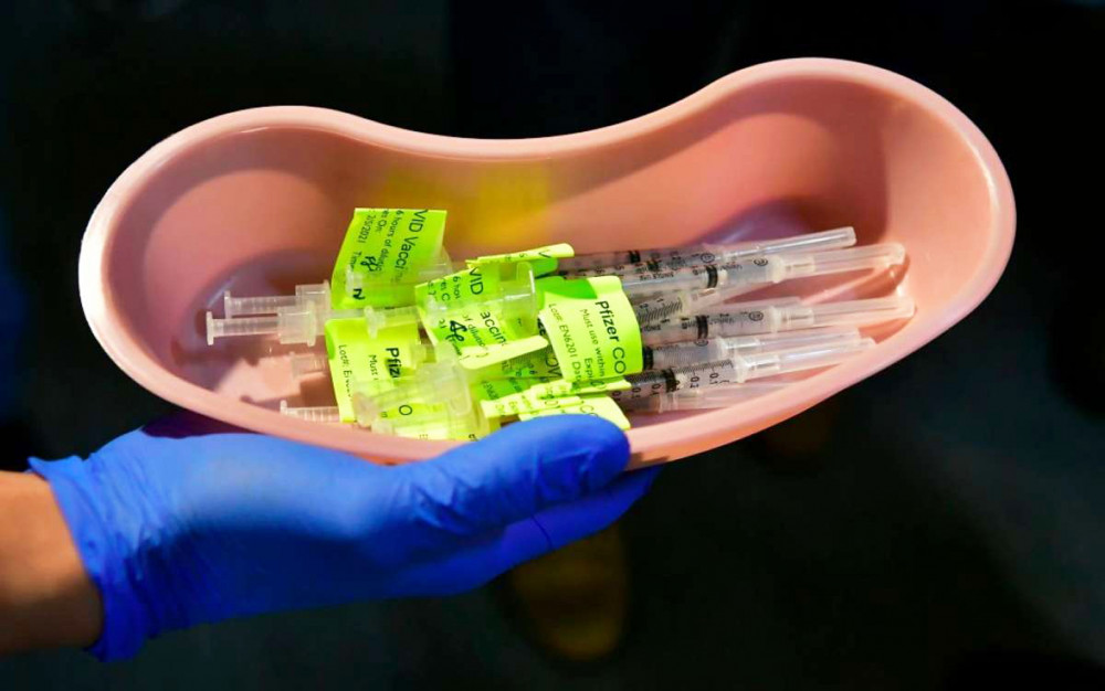 Những ống tiêm chứa vắc-xin Pfizer COVID-19 được chuẩn bị sẵn tại một địa điểm tiêm chủng ở California - Ảnh: AFP