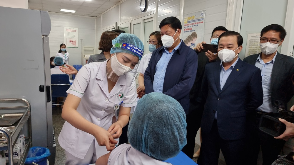 Thứ trưởng Bộ Y tế kiểm tra công tác tiêm chủng vắc-xin COVID-19 tại Hà Nội