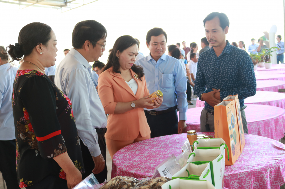 Bà Nguyễn Thanh Xuân (giữa) - Chủ tịch Hội Nông dân TP.HCM - tham quan các gian hàng trưng bày sản phẩm của bà con nông dân. 