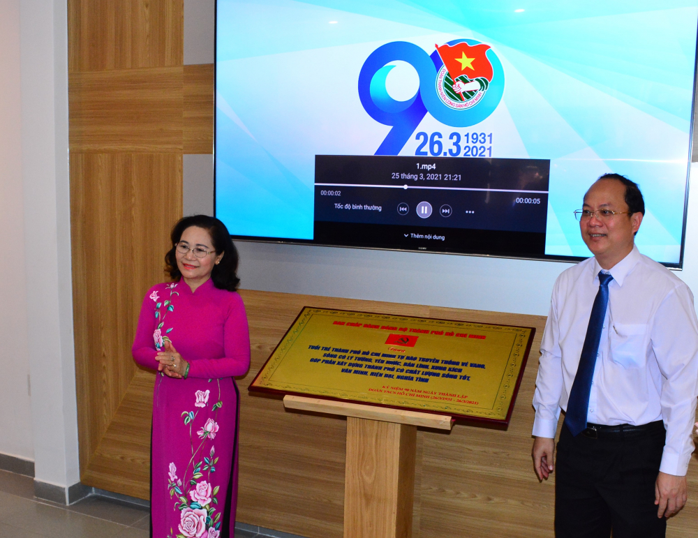 Thành ủy TPHCM tặng Thành đoàn TPHCM bảng đồng truyền thống nêu truyền thống vẻ vang của Thành đoàn Sài Gòn - Gia Định - TPHCM.