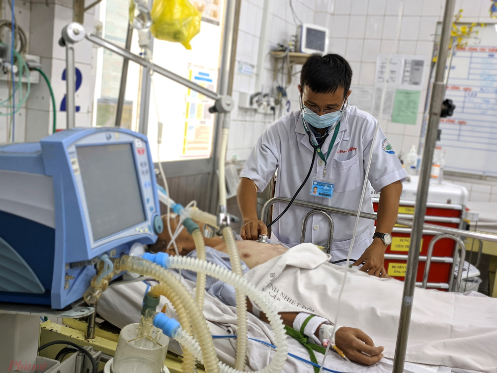 BS Phan Vĩnh Thọ - Trưởng khoa Cấp cứu, Bệnh viện Bệnh Nhiệt đới TPHCM kiểm tra sức khỏe một bệnh nhân đang thở máy