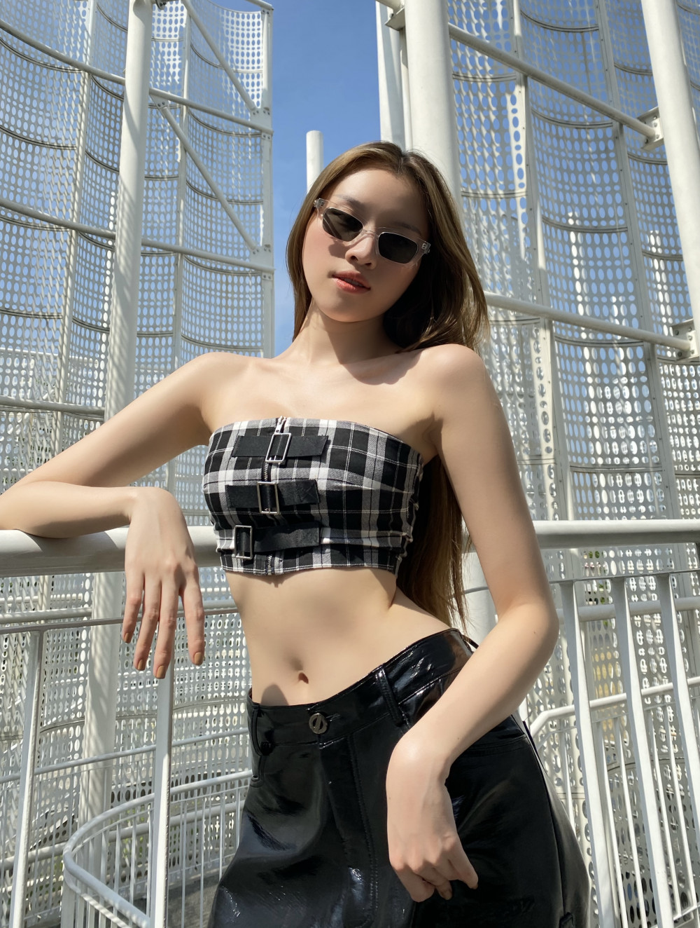 Crop-top phối cùng quần cạp cao hoặc chân váy cũng là sự kết hợp yêu thích của Thanh Thanh Huyền, mang lại vẻ ngoài gợi cảm, nhưng vẫn rất năng động, phù hợp với việc di chuyển thường xuyên.