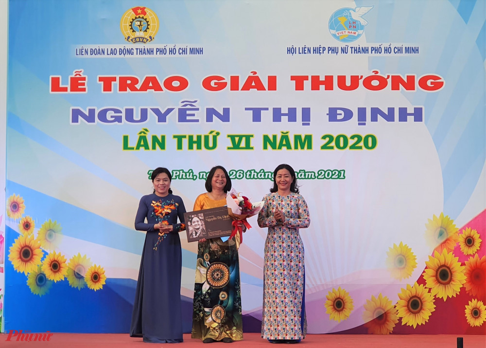 Phó Trưởng ban Dân vận Thành ủy TPHCM Nguyễn Thị Bạch Mai và Chủ tịch Hội LHPN TPHCM trao quyết định và tặng hoa chúc mừng 
