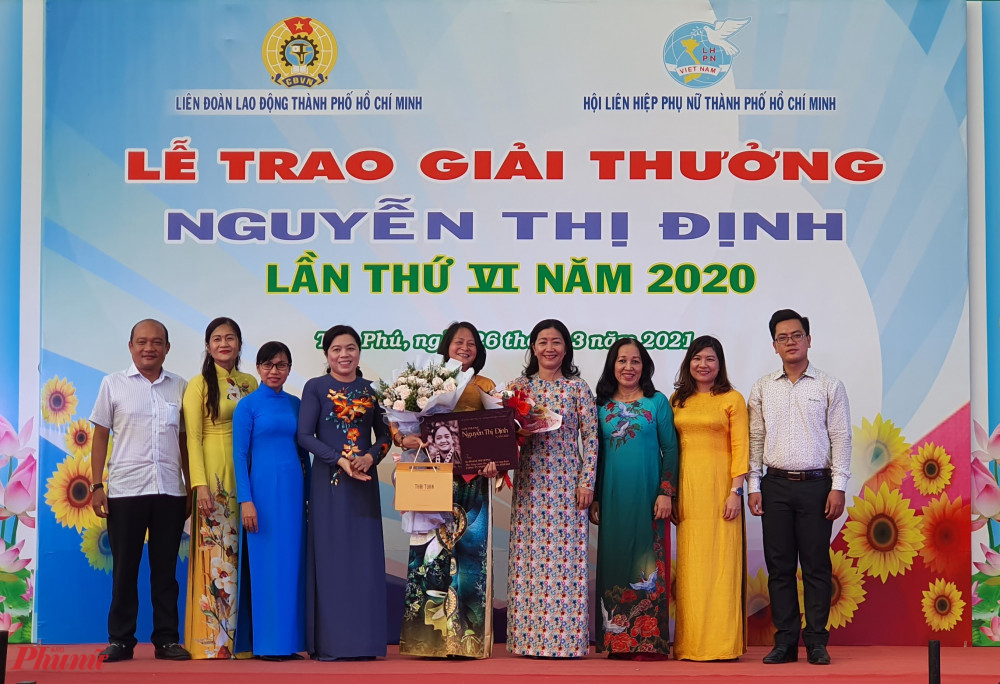 Lãnh đạo các đơn vị chúc mừng bà Hồng được vinh danh và trao giải thưởng Nguyễn Thị Định 