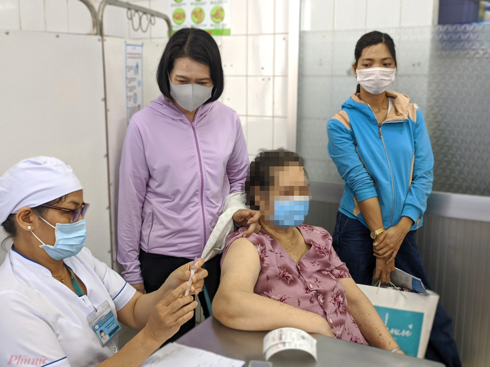 Tiêm vắc xin ngừa dại cho người dân tại khoa Khám bệnh, Bệnh viện Bệnh nhiệt đới TPHCM.