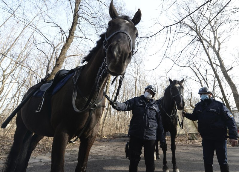 Cảnh sát kỵ binh tuần tra trong một công viên ở Warsaw, Ba Lan - Ảnh: AP