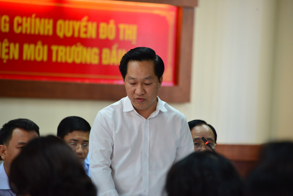 Ông Hoàng Tùng - Chủ tịch UBND TP Thủ Đức trình bày tại hội nghị