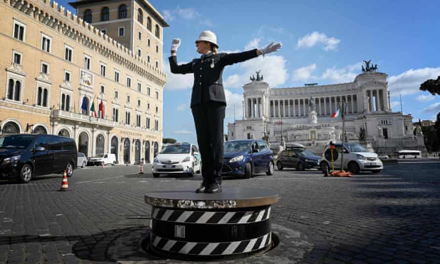 Cristina Corbucci trở thành nữ cảnh sát điều khiển giao thông trên bục đầu tiên của Ý - Ảnh: AFP