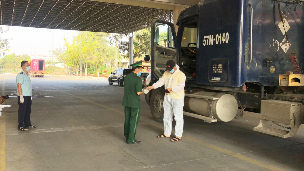Kiểm soát người và hàng hóa xuất nhập cảnh qua  biên giới tại Cửa khẩu quốc tế Mộc Bài, tỉnh Tây Ninh