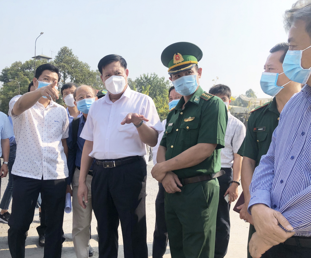 Thứ trưởng Bộ Y tế Đỗ Xuân Tuyên dẫn đầu đoàn kiểm tra của Ban chỉ đạo quốc gia về phòng, chống dịch COVID-19  thị sát tại Cửa khẩu quốc tế Mộc Bài, tỉnh Tây Ninh