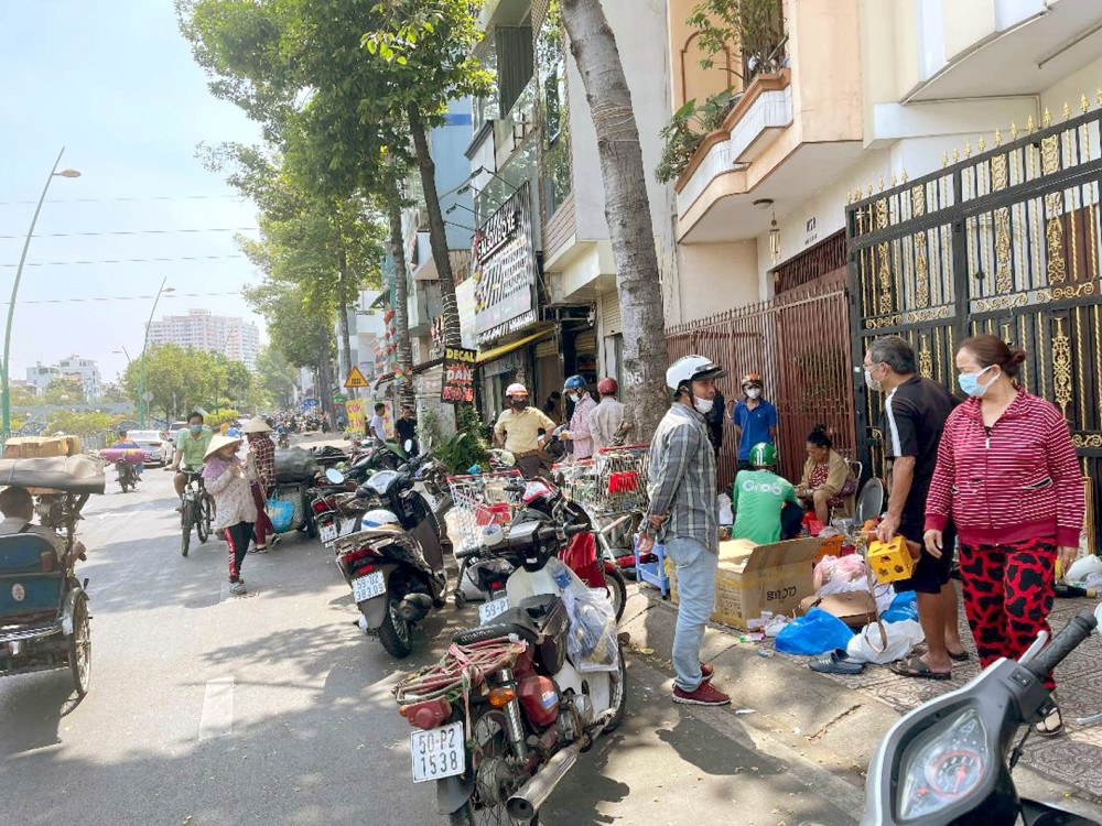 Cảnh mua bán lấn chiếm lòng lề đường ven kênh Nhiêu Lộc - Thị Nghè,  đoạn giáp ranh giữa Q.Tân Bình và Q.3