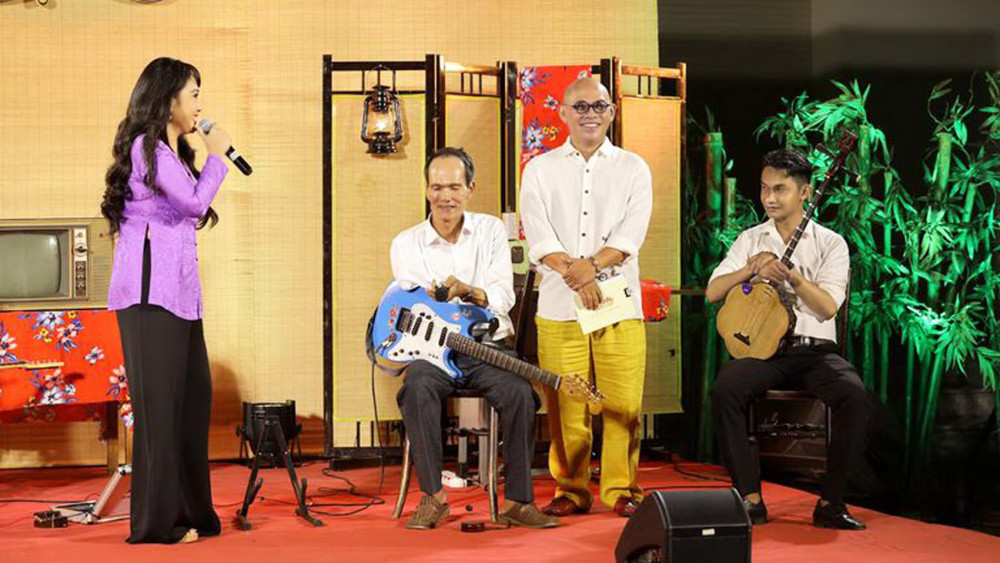 Nghệ sĩ Thanh Hằng tham gia chương trình Sô diễn cuộc đời giúp đỡ nghệ nhân Thái Văn Hai (Tiền Giang), bị khuyết tật một tay, chơi guitar 50 năm