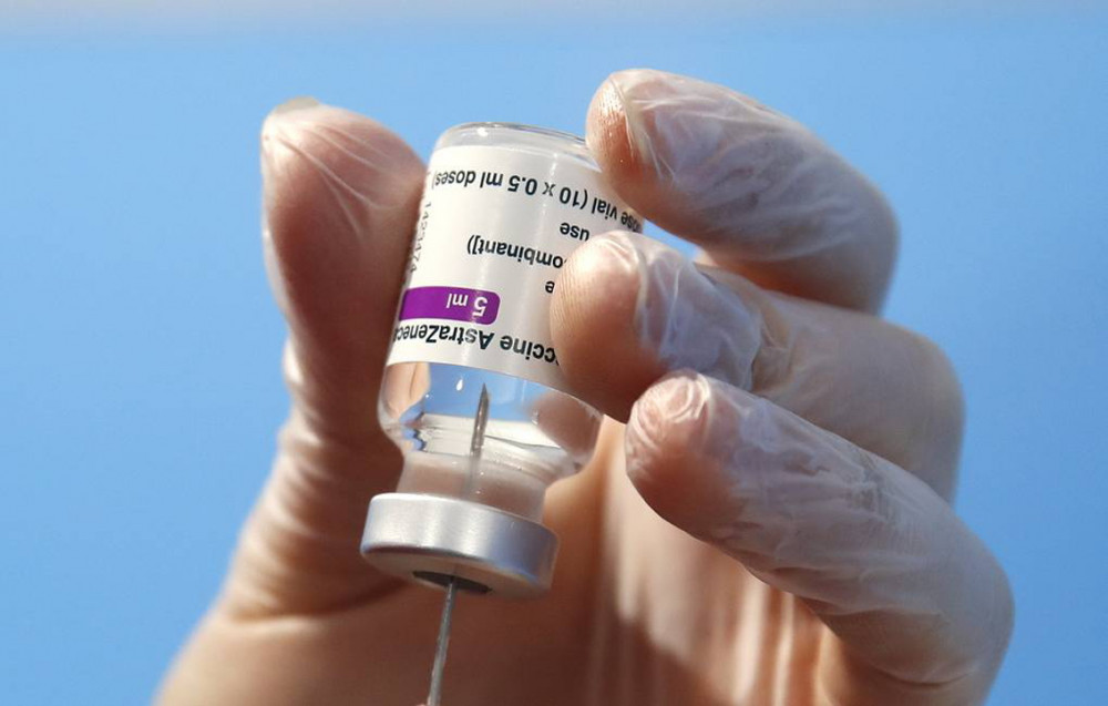 Vắc-xin COVID-19 và các giấy tờ chứng nhận đi kèm đang trở thành món hàng đầy lợi nhuận cho tội phạm quốc tế - Ảnh: AP