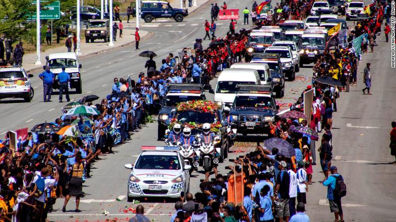 Đám đông xếp hàng khi cảnh sát hộ tống xe tang chở quan tài của Thủ tướng đầu tiên của Papua New Guinea Michael Somare ở Port Moresby vào ngày 11 tháng 3