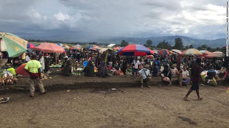 Đám đông tại chợ Goroka ở Papua New Guinea ngày 26 tháng 3. Mọi người vẫn đi chợ bất chấp dịch coronavirus bùng phát ở nước này