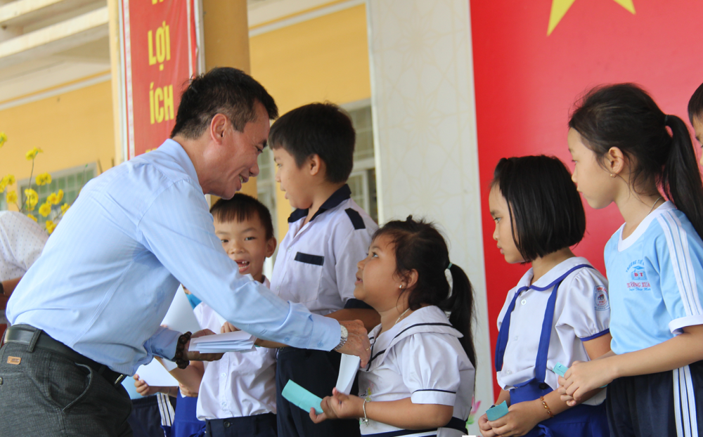 Phó Chủ tịch Thường trực Hội Nhà Báo TPHCM Dương Vũ Thông trao học bổng cho học sinh Trường Tiểu học Trường Xuân 1