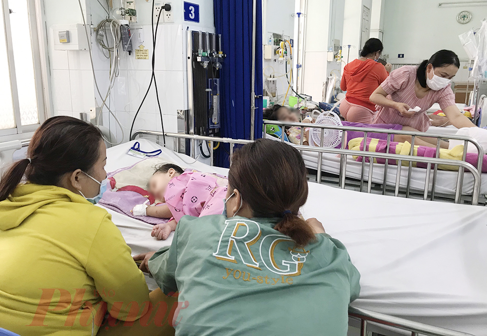 Các giường bệnh điều trị TCM tại khoa Nhiễm, Bệnh viện Nhi Đồng 2 TP.HCM đang đông dần. (Ảnh Phạm An)