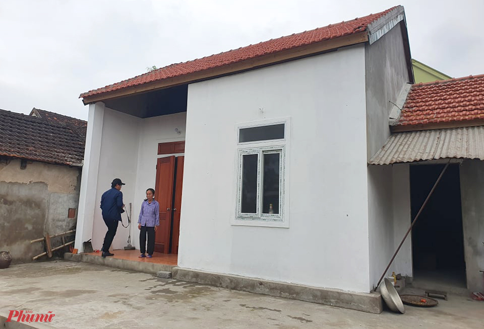 Căn nhà nhỏ được xây lại từ khoản tiền tích cóp và hỗ trợ của chính quyền địa phương