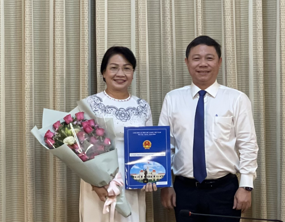 Phó Chủ tịch UBND TPHCM Dương Anh Đức trao quyết định cho bà Lê Thị Kim Chi.